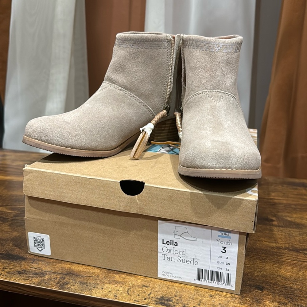 Toms youth Leila Oxford Tan Suede booties sz 3
